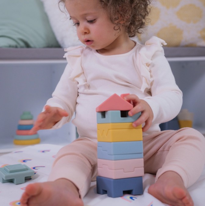 Dieťa stavia vežu z kociek